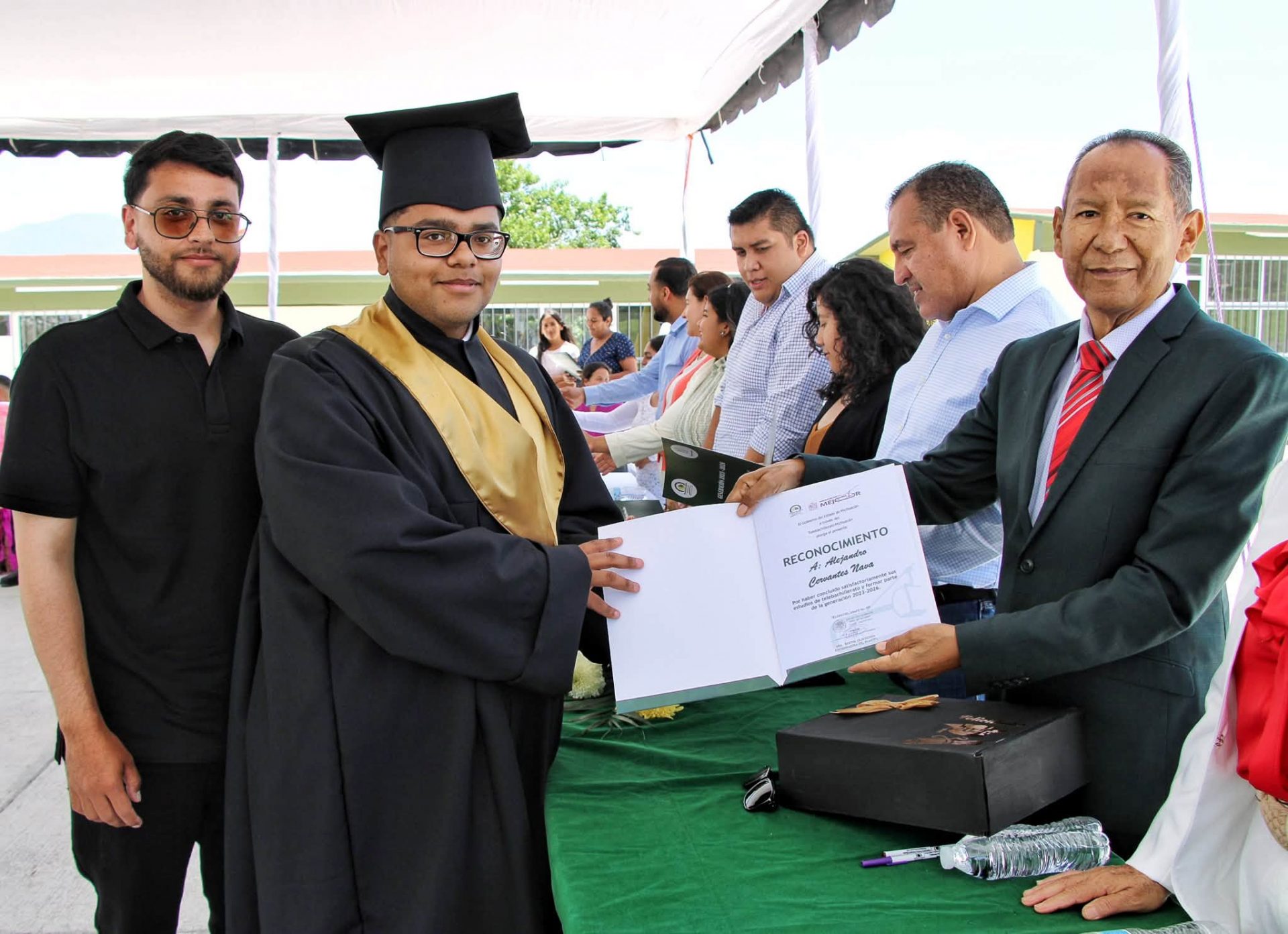 FROYLAN ZAMBRANO PRESIDENTE DE VILLAMAR PADRINO DE GENERACIÓN DEL  TELEBACHILLERATO DE SAN ANTONIO GUARACHA