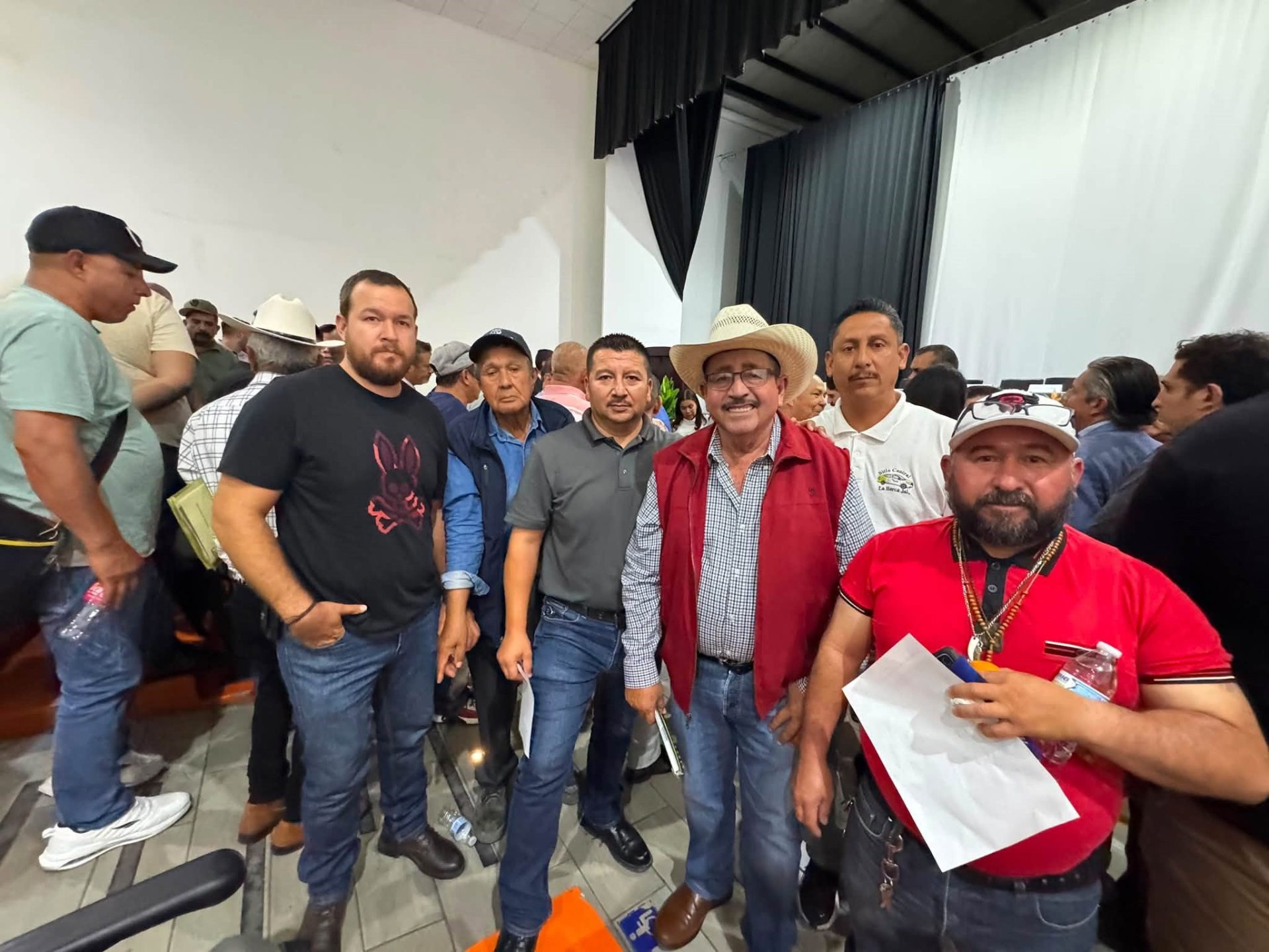 PRESIDENTE RICARDO HERNÁNDEZ GESTIONA QUE TAXISTAS DE LA BARCA JALISCO CUENTES CON CONCESIÓN A SU NOMBRE